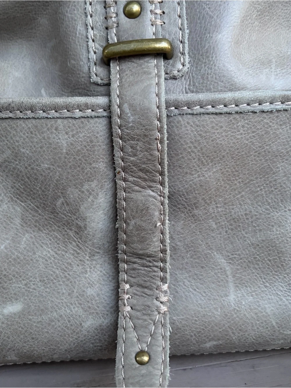 Lucky Brand Leather Crossbody Bag Taupe Gray Multi Pocket Adjustable Strap